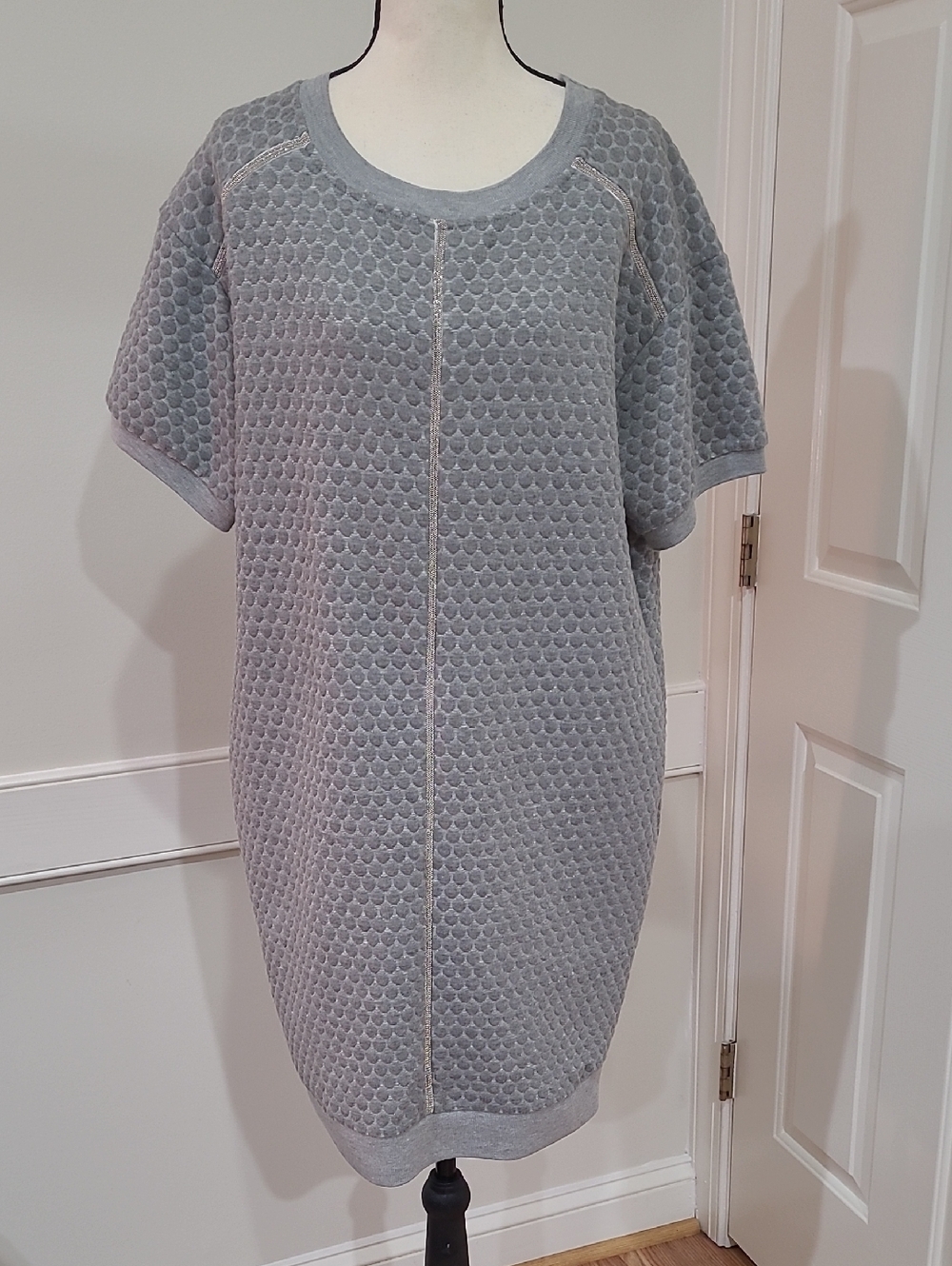 Violet Weekend Textured Short Sleeve Sweatshirt Dress in Light Gray - Size M